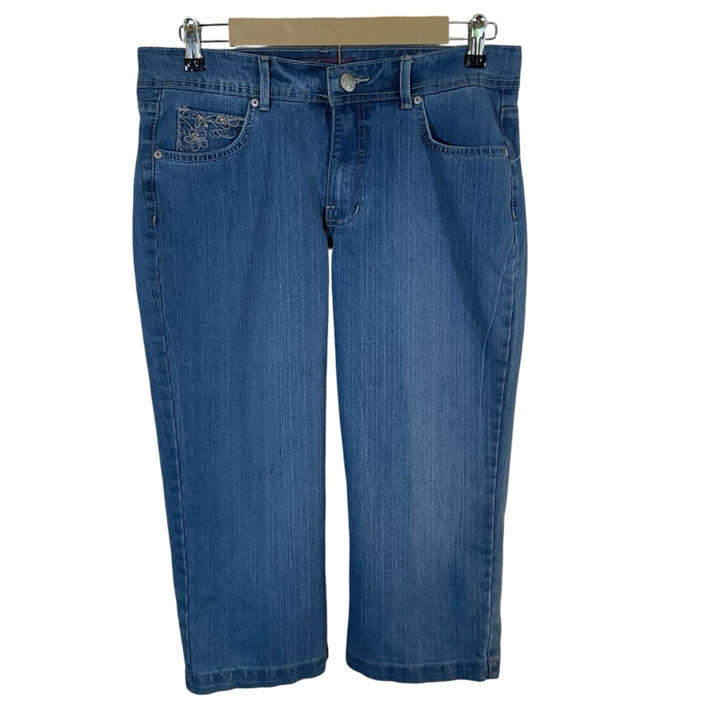 Gloria Vanderbilt Women’s Denim Distressed Light Wash Capris. Size 10